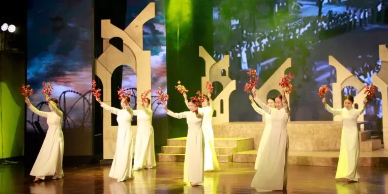 "Miền Hoa Phượng" Kỳ 2 - Khi Tiếng Ca Cải Lương Hòa Nhịp Cùng Nghĩa Tình Tổ Quốc - ảnh 5