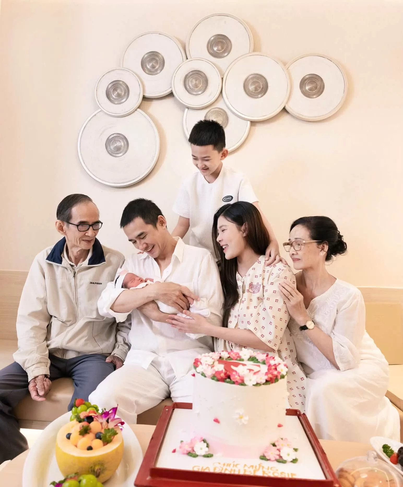 Chúc Mừng Gia Đình Lương Thế Thành - Thúy Diễm Chào Đón Bé Rosie - ảnh 2
