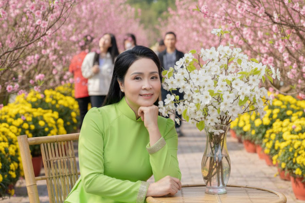 Đạo diễn nhân dân Hoàng Quỳnh Mai nhận quà đầu xuân Bính Ngọ