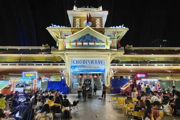 Lần đầu tiên ra mắt Phố đêm Chợ Lớn